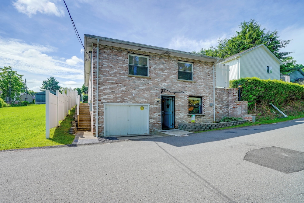 7 Mi to Beckley: Townhome Near Hiking & Fishing