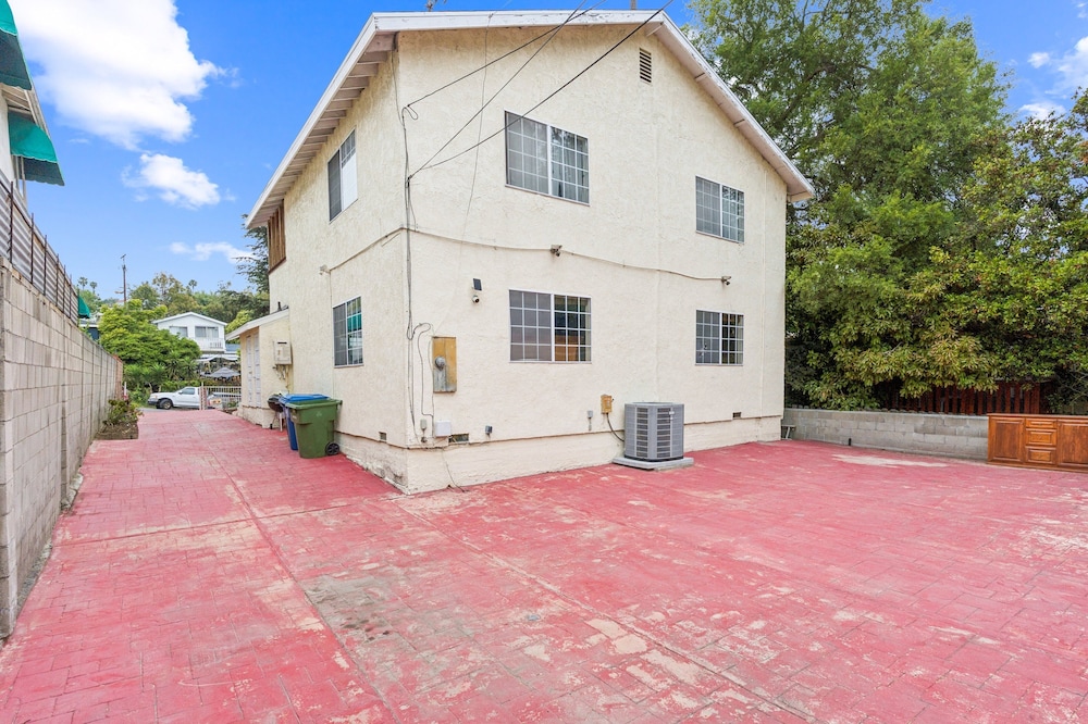 Russell House Near Hollywood & Griffith Park 3 Bedroom Home