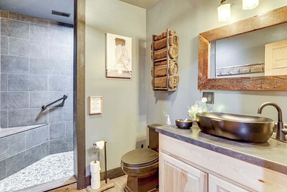 6 Mi to Main Street: Dog-friendly Home in Dover!