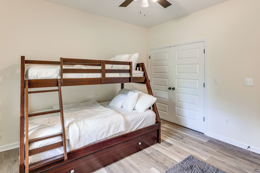 11 Mi to Troy University: Family Home w/ Yard
