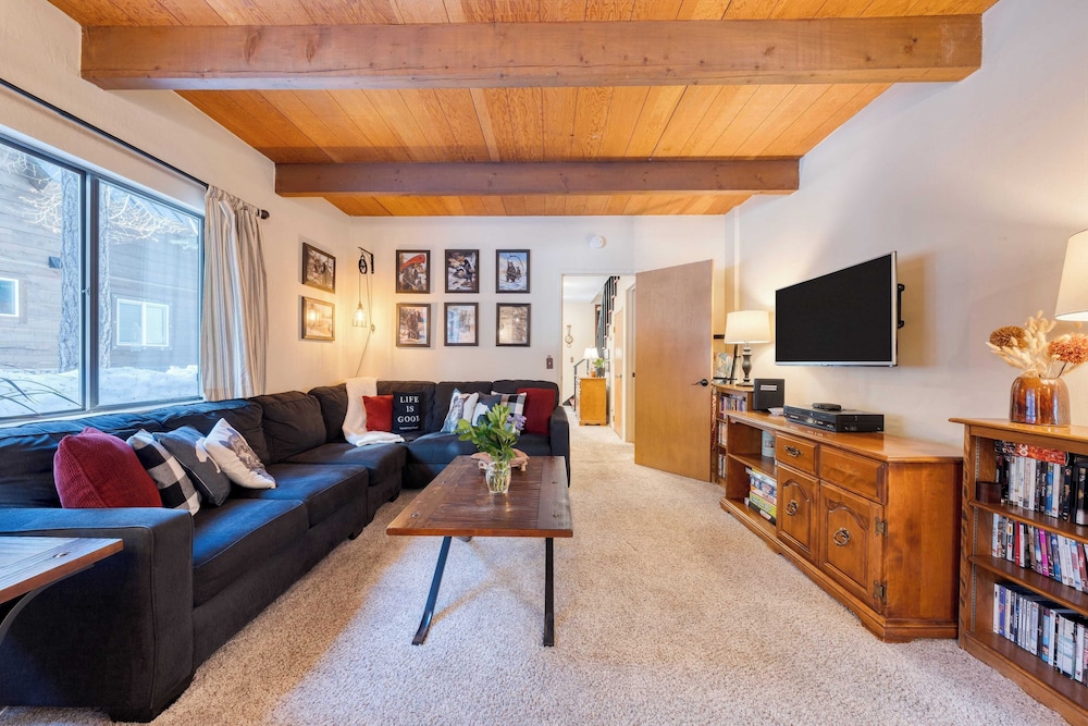 Mountain Cabin w/ Fireplace, Balcony & Easy Ski Access Bear Americana