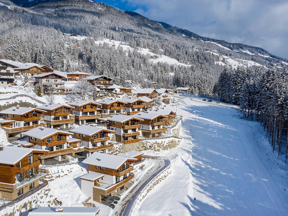 Luxury Chalet with 2 Bathrooms near Small Slope