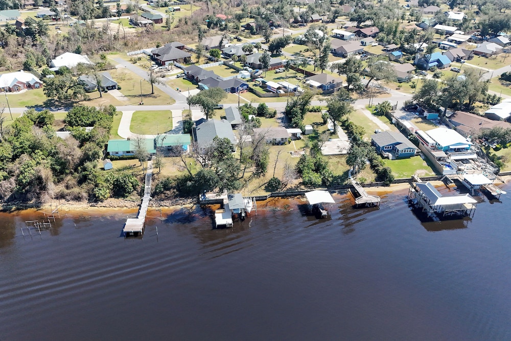 Hot Tub & Boat Dock: Getaway on Deer Point Lake!