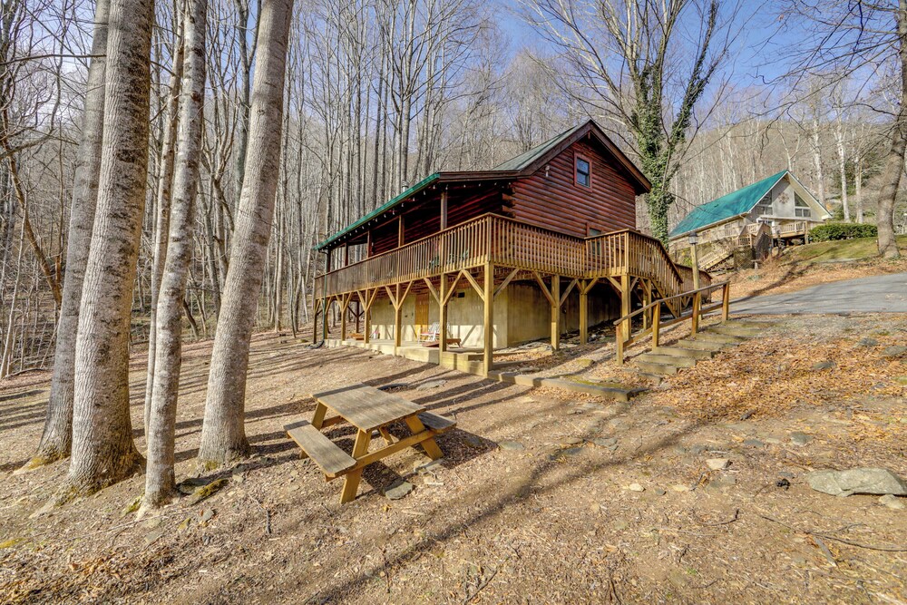 Family Log Cabin w/ Mtn Views, 2 Mi to Tube World!