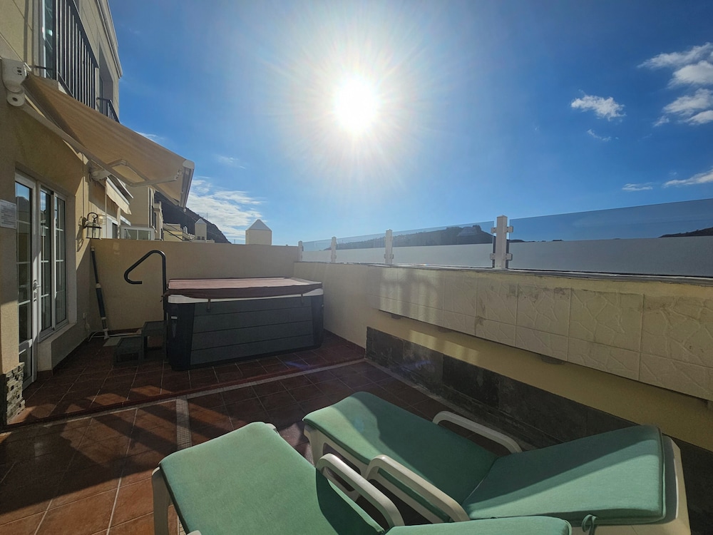 Comfortable Modern House With Jacuzzi, and Access to Swimming Pool