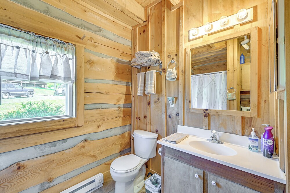 2 Mi to Mabry Mill: Mtn-view Cabin w/ Porch!