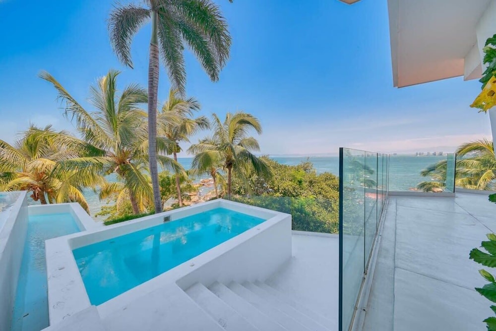Luxurious 2BR Condo - Amazing Ocean View - Pool