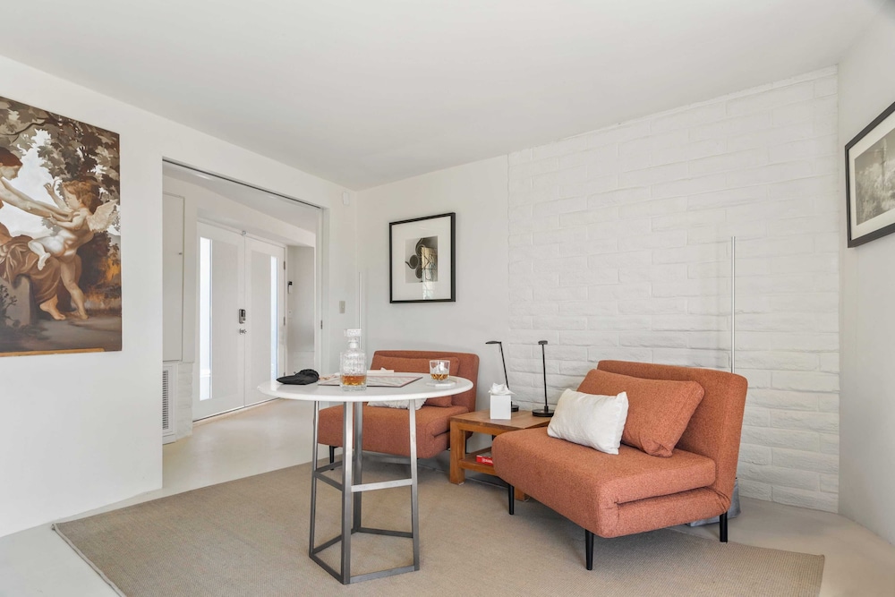 Sleeps 10, Luxe 2 Homes Malibu Hills Retreat Cielo Estate by Avantstay