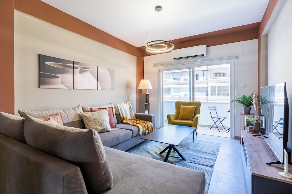 Oracle 2-BR Apt. & Balcony in Larnaca