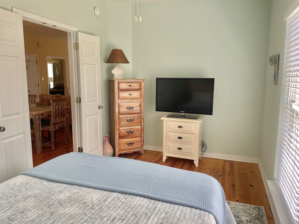 The Rookery Ii 1501 3 Bedroom Cottage by RedAwning view 2