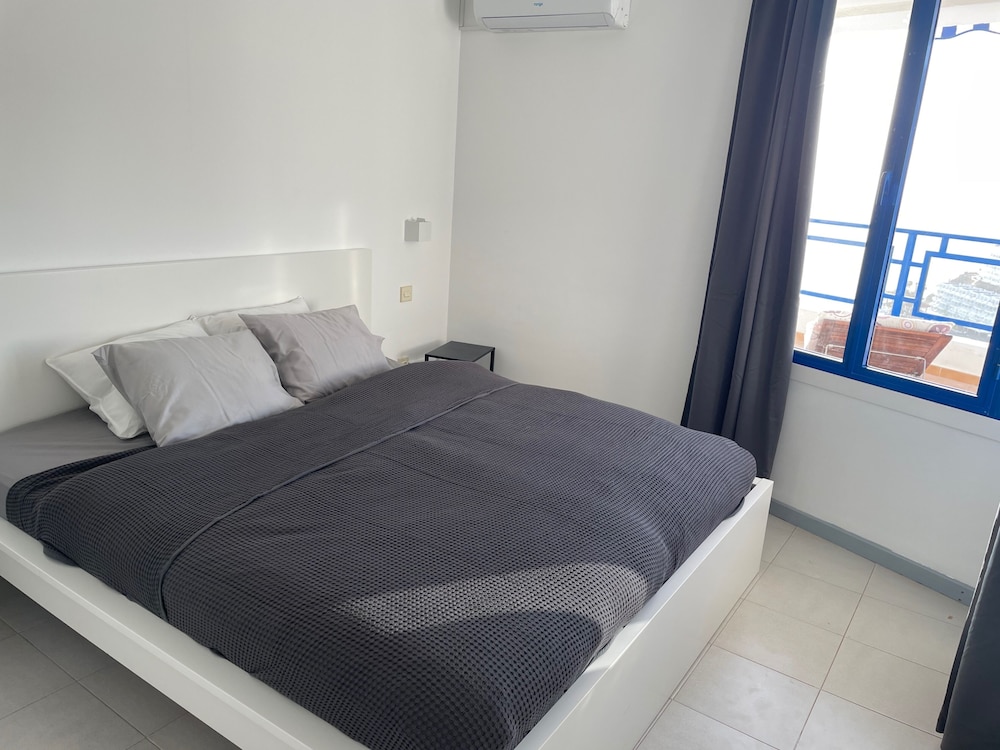 Sunny Seaview Modern apt - Pool and Beach Access