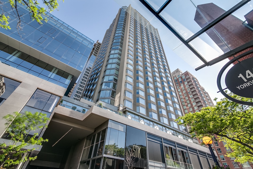 Amazing Royal Suites Yorkville - Image 1