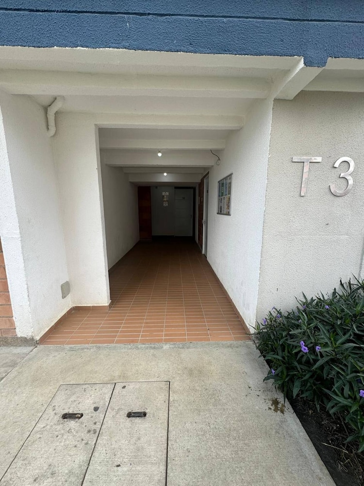 Stylish 1BR Getaway, Jacuzzi, Fireplace, Gym and AC