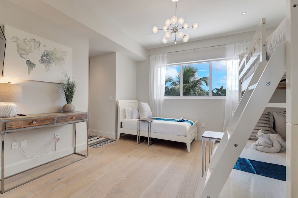 Luxurious Beach Retreat w/ Heated Pool&basketball
