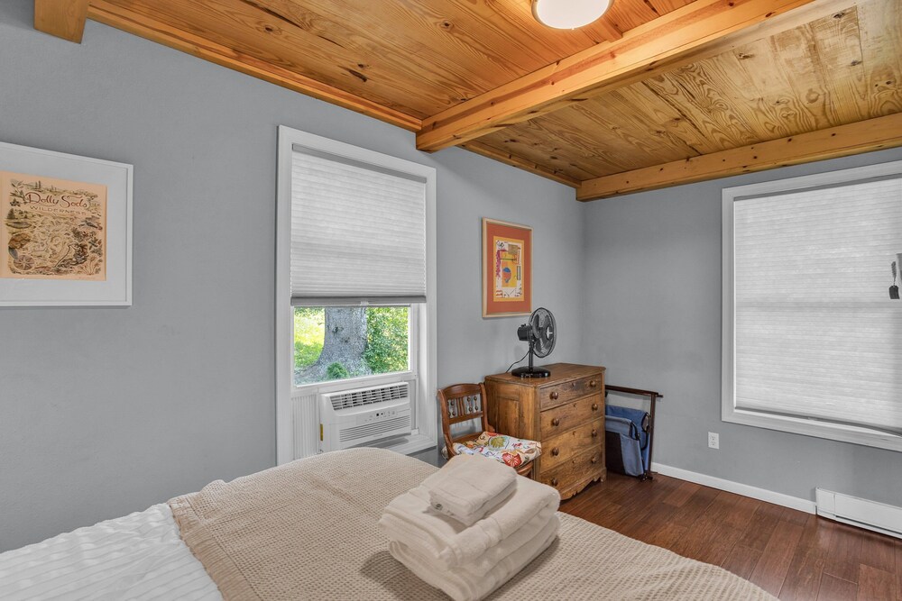 Mountain Koru Near Trails & Town 2 Bedroom Cabin