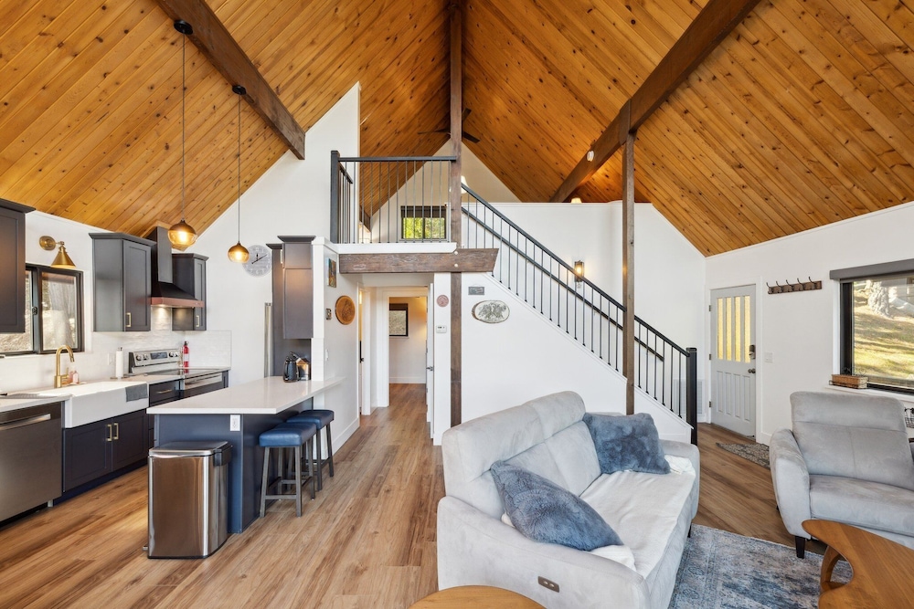 Golden Peak Cabin 3 Bedroom Home by Yosemite Region Resorts