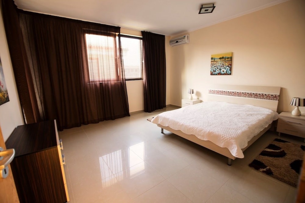 Lighthouse Luxe Estate Apart & Villas