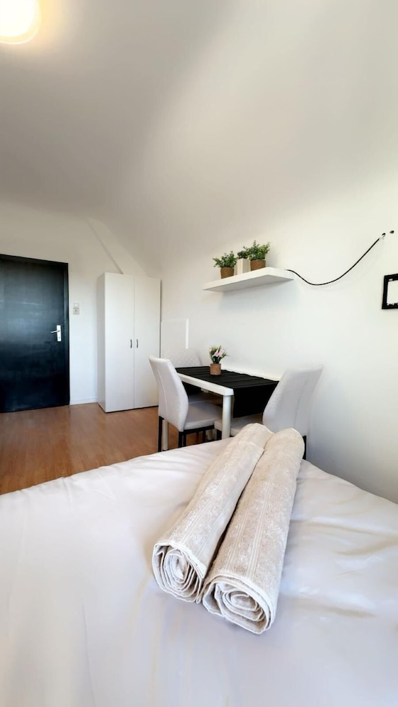 Cozy Garden Villa near Danube For 16P