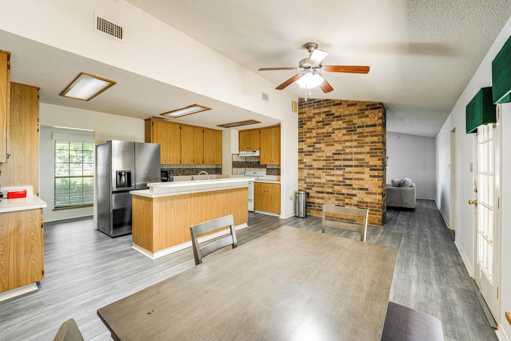 8 Mi to Lewisville Lake: Peaceful Countryside Home