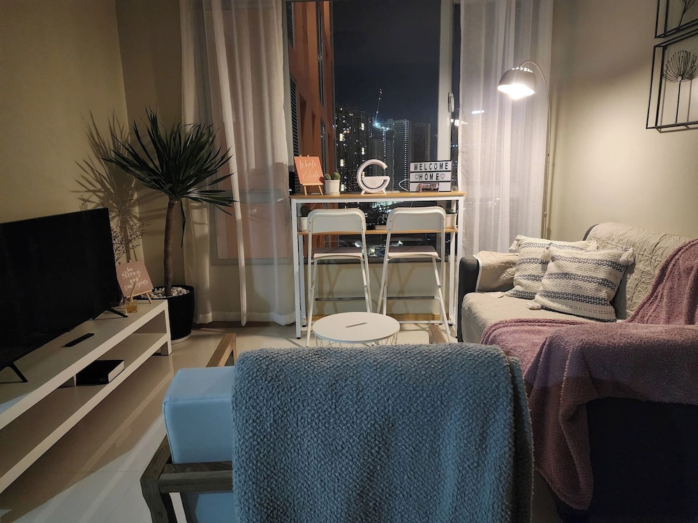 Cozy 1BR Condo in Mandaluyong City With City Skyline View