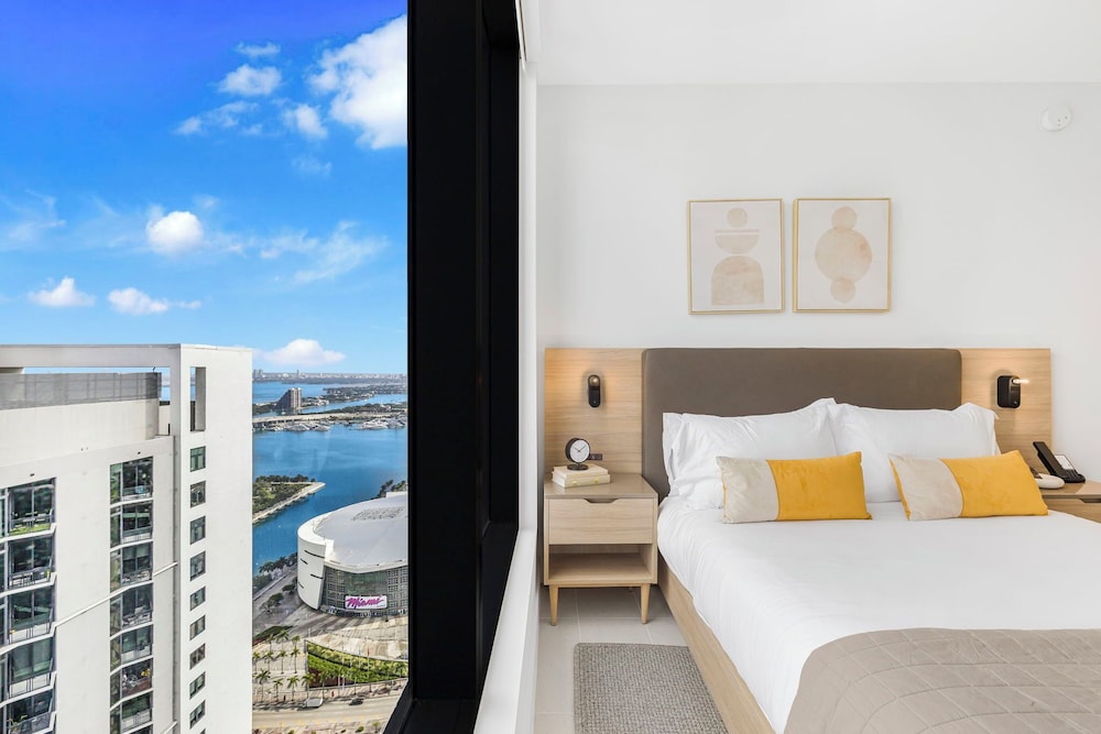 Experience Luxury & Bayfront Views