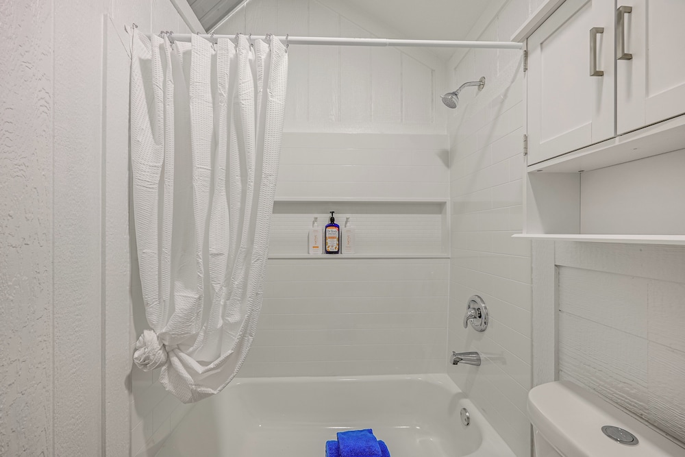 Hike, Hunt & Fish: Pet-friendly Studio in Dilley!