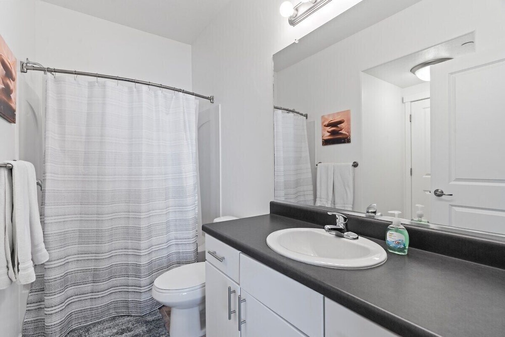 Modern w/ Pool, Gym, Hottub, Golf, Pet Friendly!