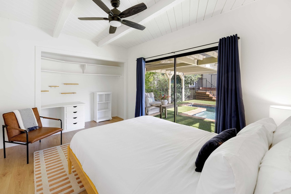 Designer Retreat w/ Pool, Firepits, Panoramic Views The Lake House at Malibu
