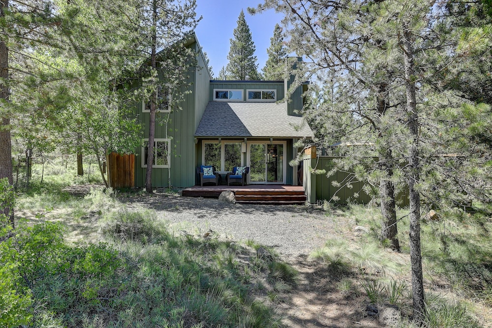 Pet-Friendly 11 Camas Home with Brand-New Private Hot Tub by RedAwning view 4