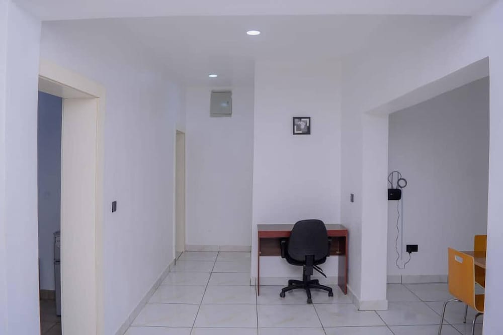 Bamgbose Apartments - Sleeps 2 - Parking - Wifi