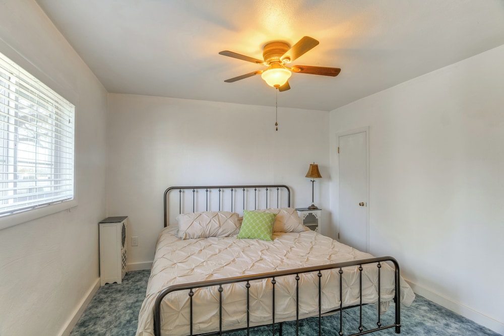 2 Mi to Snake River: Quaint Farmhouse w/ Patio!