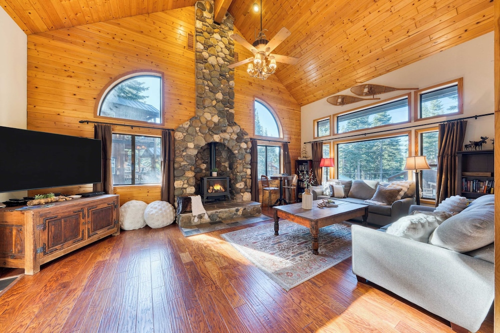 Cozy Escape w/ Hot Tub + Deck & Access to Tahoe Donner & Skiing Alpenglow Chalet by Avantstay