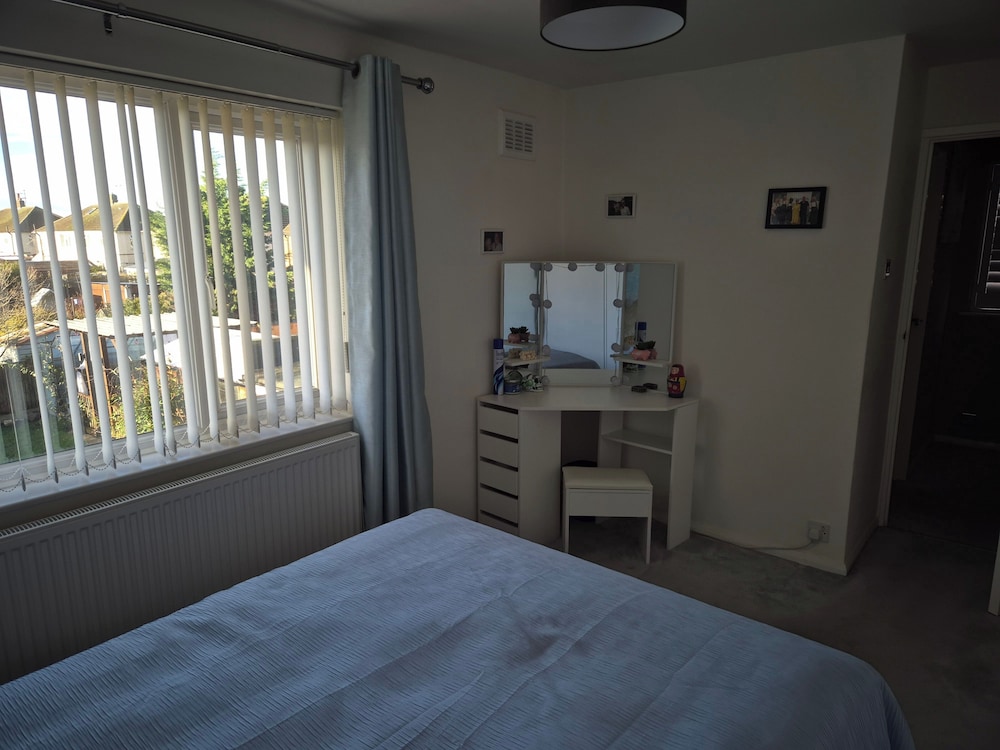 Cosy 1BR Hideaway - Hot Tub, Wifi & Private Pond