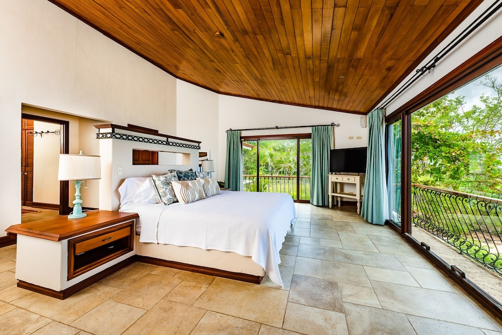 Luxury Beachfront 5 Bedroom Villa on Famous Beach