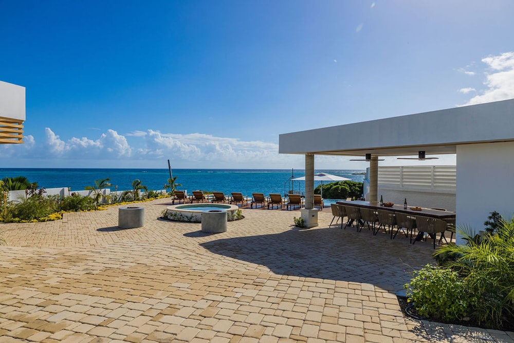 Beachfront Villa w Pool Sleeps 16 Dining Tub
