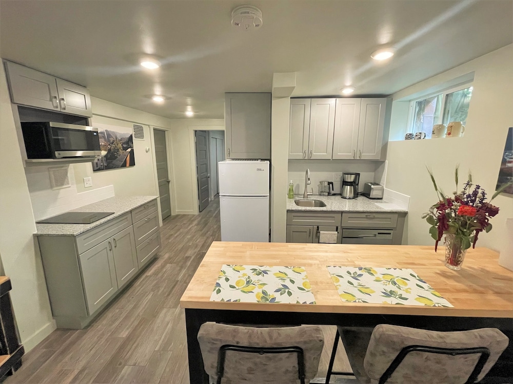 4th Avenue 1-Bedroom 1 Home by RedAwning view 2