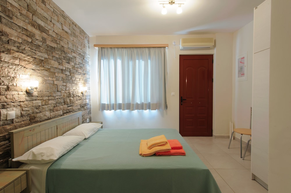 Holiday Rooms view 3