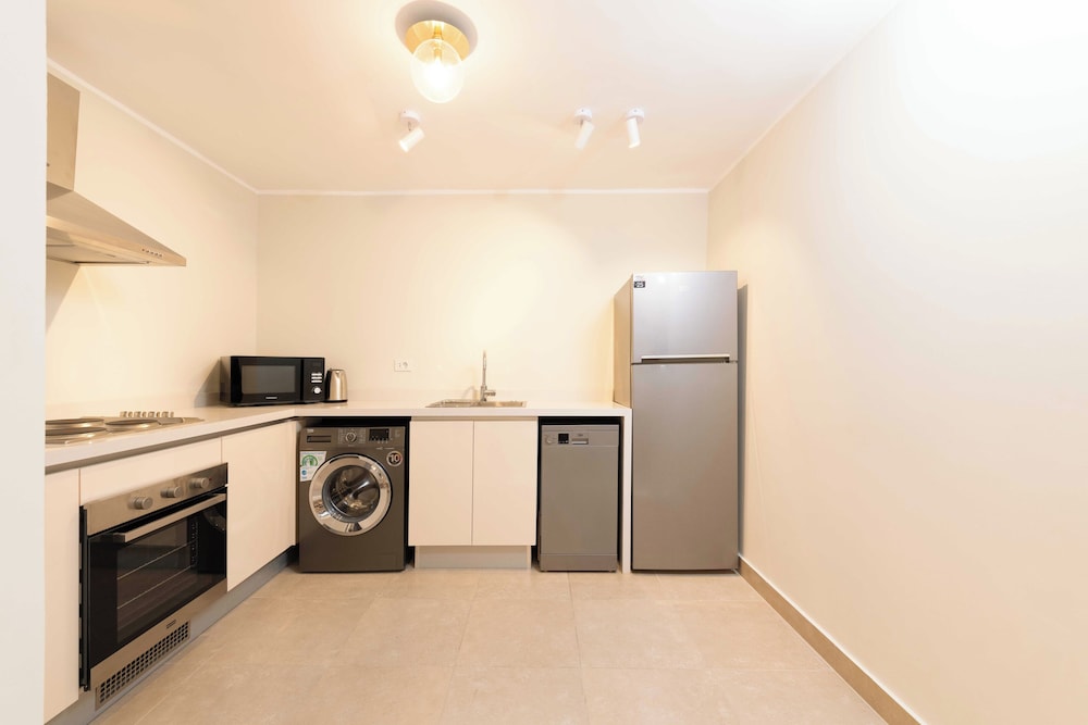 Chill & Swim - 1BR October City