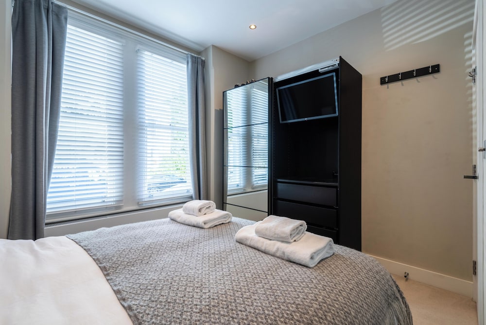 Stylish Fulham Flat With Patio by Underthedoormat view 4