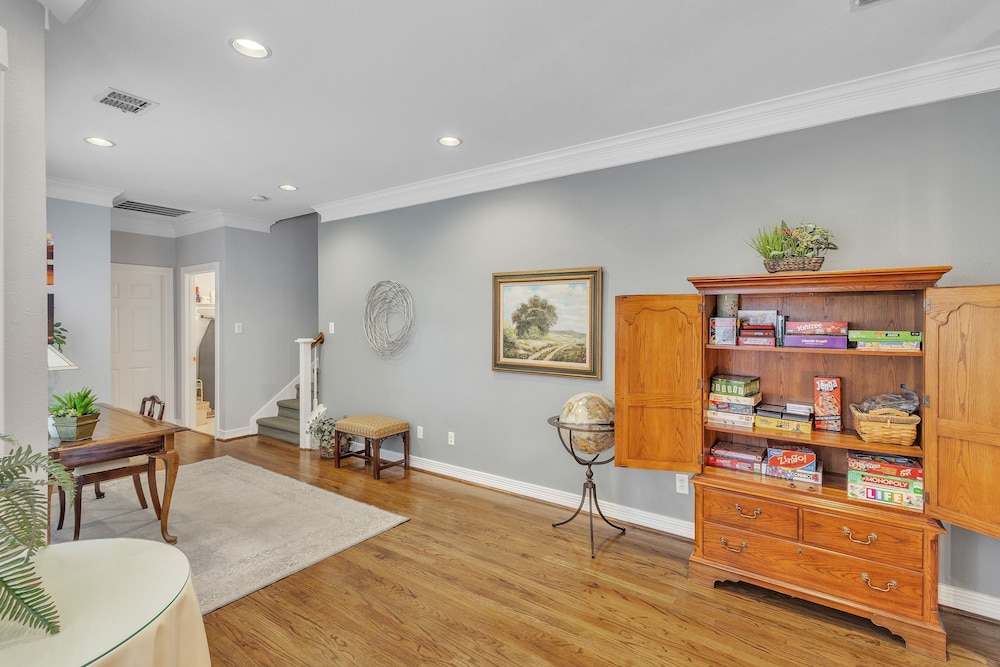 Spacious Urban Uptown Retreat 3 Bedroom Townhouse
