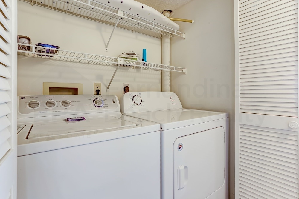 Ocean View Condo, Easy Acces to the Pool and Private Walkway to the Beach by RedAwning