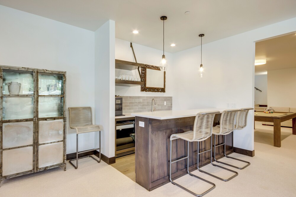 2 Mi to Big Sky Resort: Luxe Mtn-view Retreat!