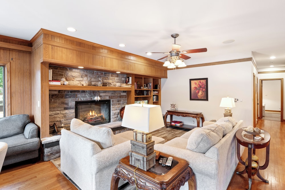 Stunning Lake Views, Pools, Wildlife, Pet-friendly