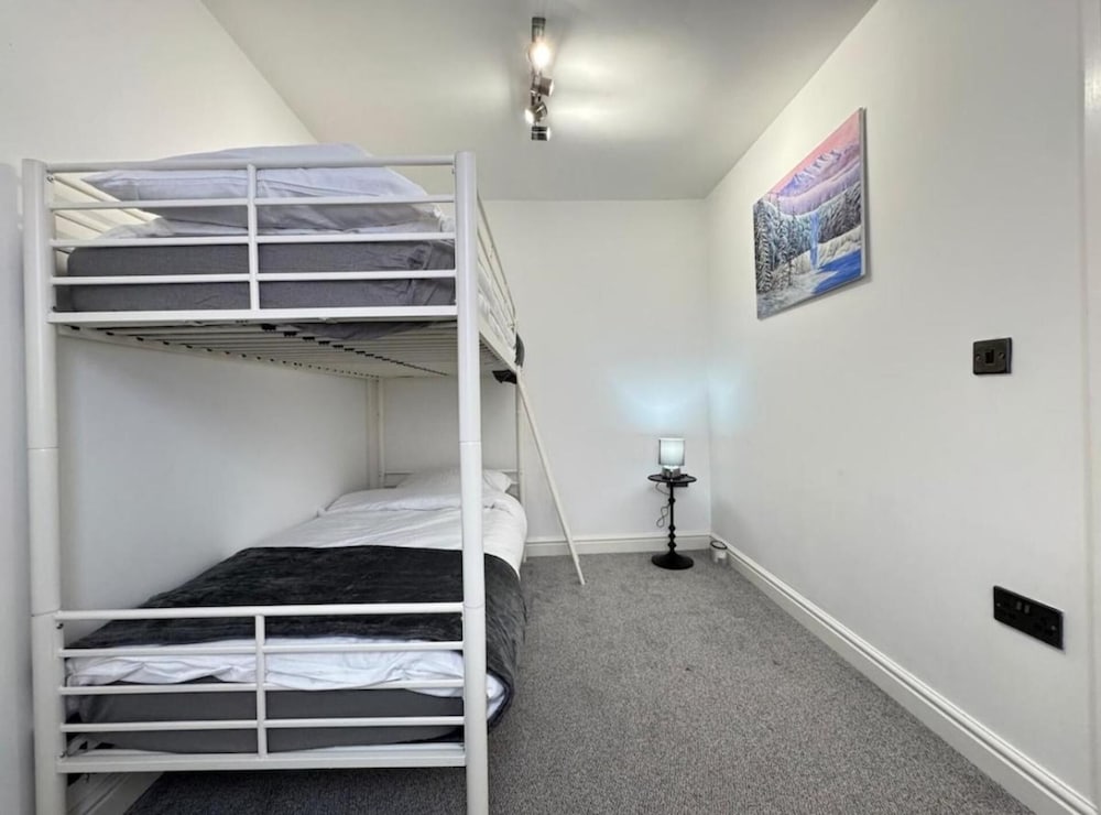 4 Guests - 2 Bedrooms - Parking - 9min City Centre
