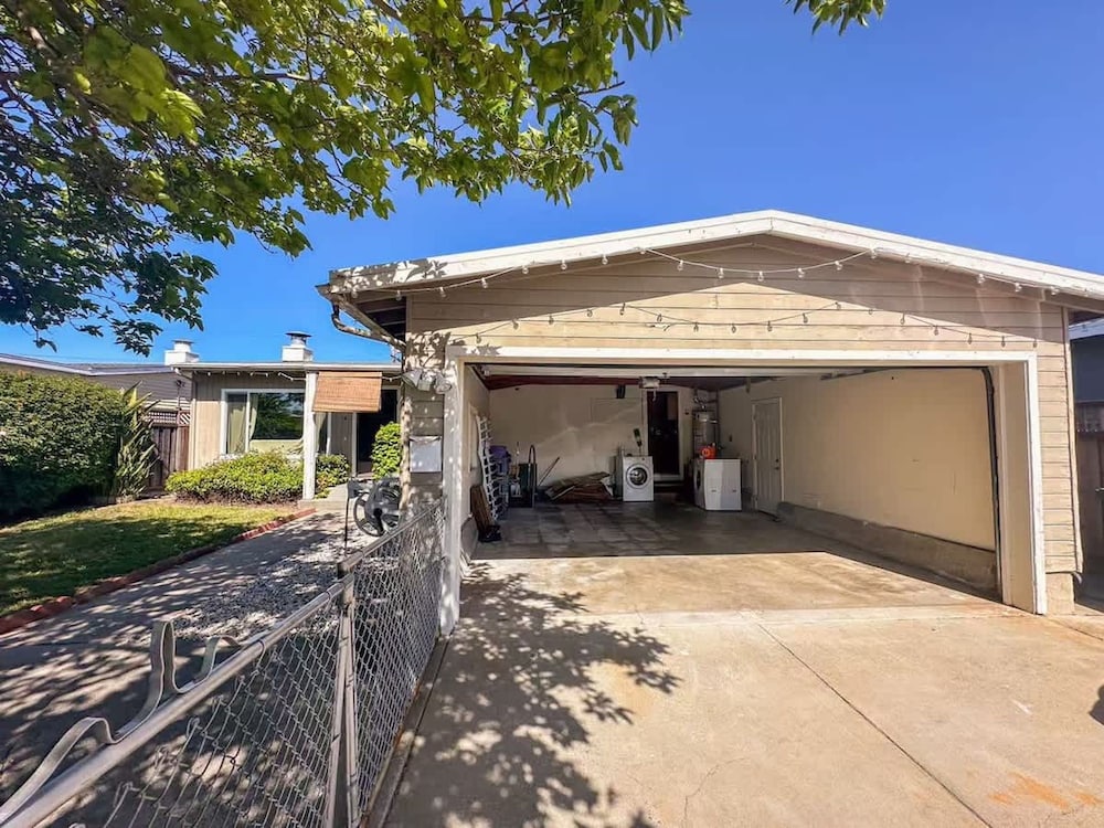 3B Achome Parking Wifi Fully Fenced Yard Jacuzzi