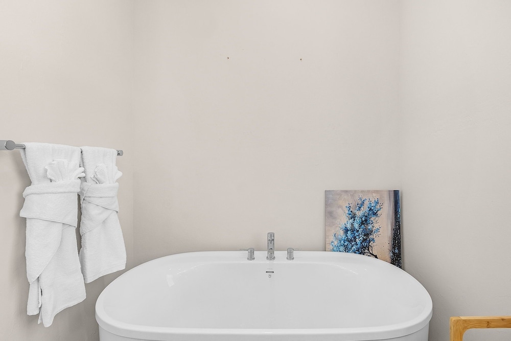 209 Seabreeze Escape: NEW Spacious 5-Bedroom Pool Home 5 Home