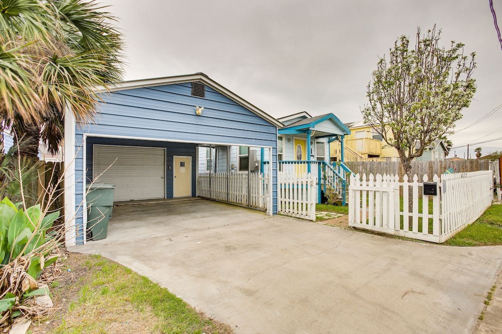 Galveston Cottage ~ 1 Mi to Beach: Pet Friendly! view 5