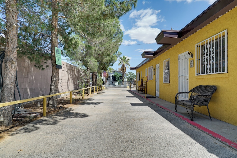 < 1 Mi to University Medical Center: El Paso Apt
