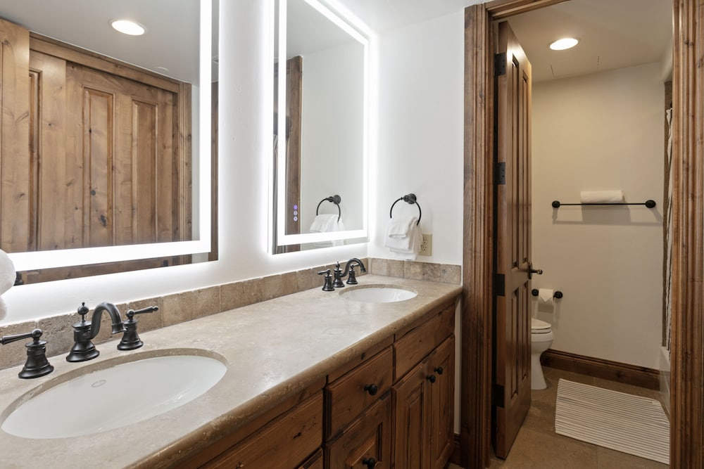 Grand Lodge - Four Bedroom #405 - Ski-in/ski-out 4 Condo