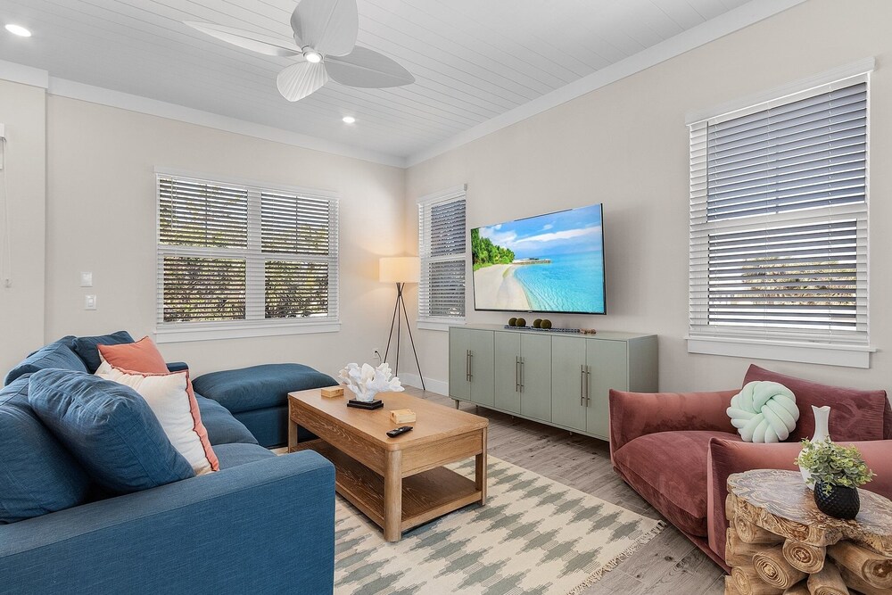 211 Blue Palm: Spacious 5-Bedroom Pool Home, Steps from Beach! 5 Home